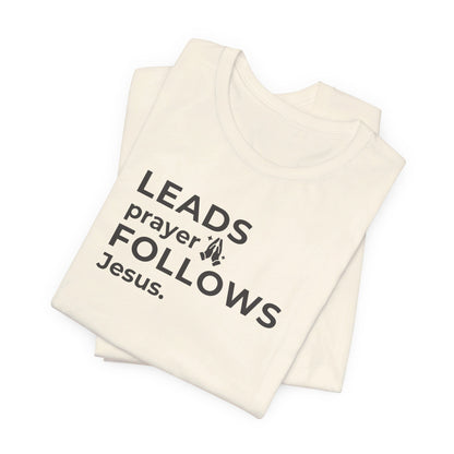 Leads Prayer Follows Jesus | T-Shirt