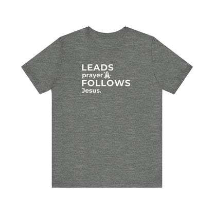 Leads Prayer Follows Jesus | T-Shirt