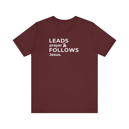 Leads Prayer Follows Jesus | T-Shirt