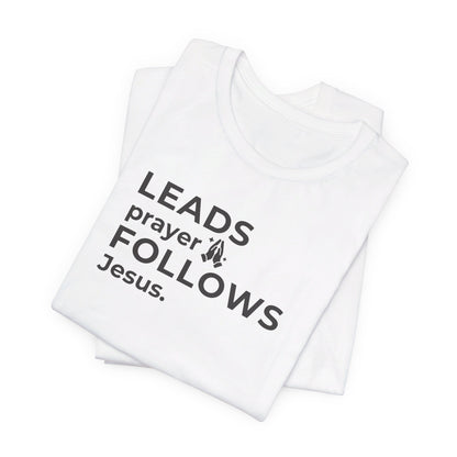 Leads Prayer Follows Jesus | T-Shirt