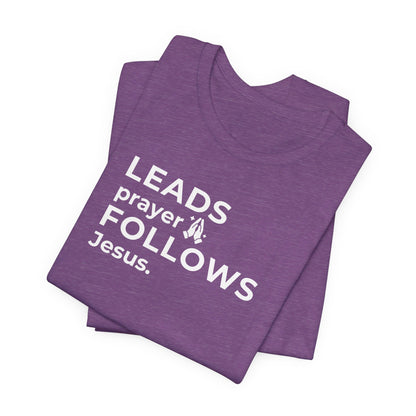 Leads Prayer Follows Jesus | T-Shirt